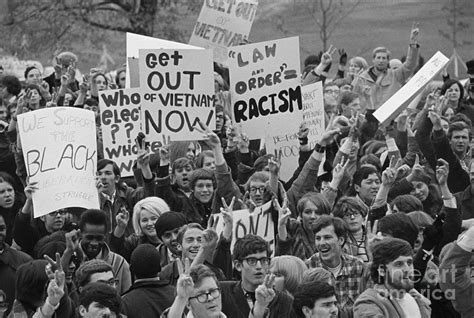 La Révolte des étudiants de Mai 1968 au Japon; une explosion sociale contre l'establishment et la guerre du Vietnam.